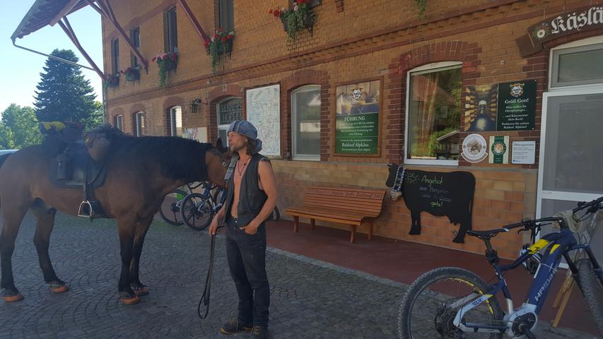 Ungewöhnliche Begegnung am Weg: Ein Schweizer macht mit seinem Pferd an einer Sennerei Pause.