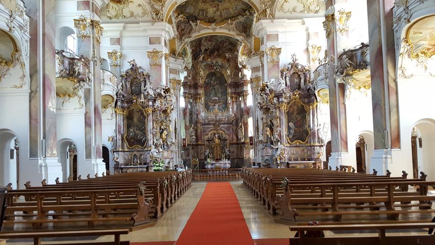 Reich verziert ist das Innere der Kirche Maria Steinbach.