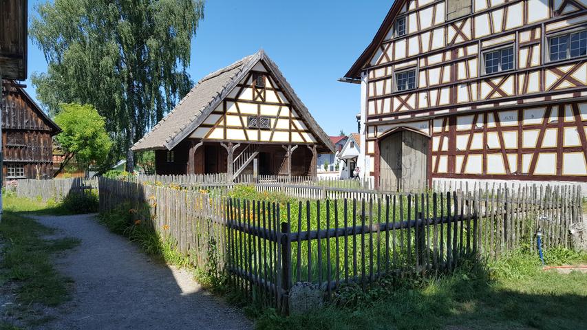 Mustergültig wieder aufgebaute Bauernhäuser sind im Bauernhofmuseum in Illerbeuren zu besichtigen.