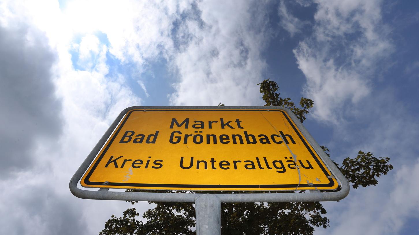 Die Staatsanwaltschaft ermittelt gegen den Betreiber eines landwirtschaftlichen Großbetriebes in Bad Grönenbach im Allgäu wegen Tierquälerei.