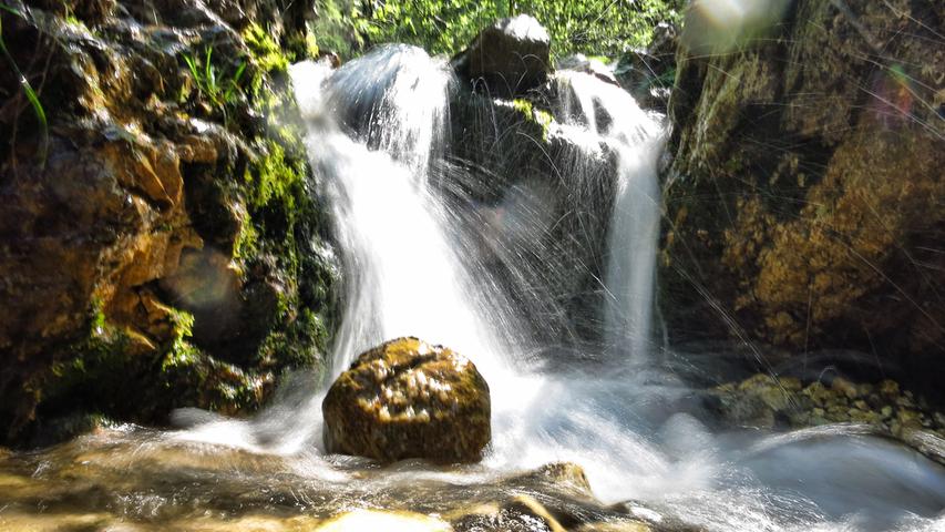 Ein Wasserfall plätschert in der Nähe der Teiser Alm hinab.