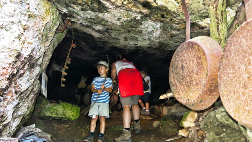 In der Migg-Höhle bei Obervöls lebte ein Einsiedler. Seine Pfannen sind noch da.