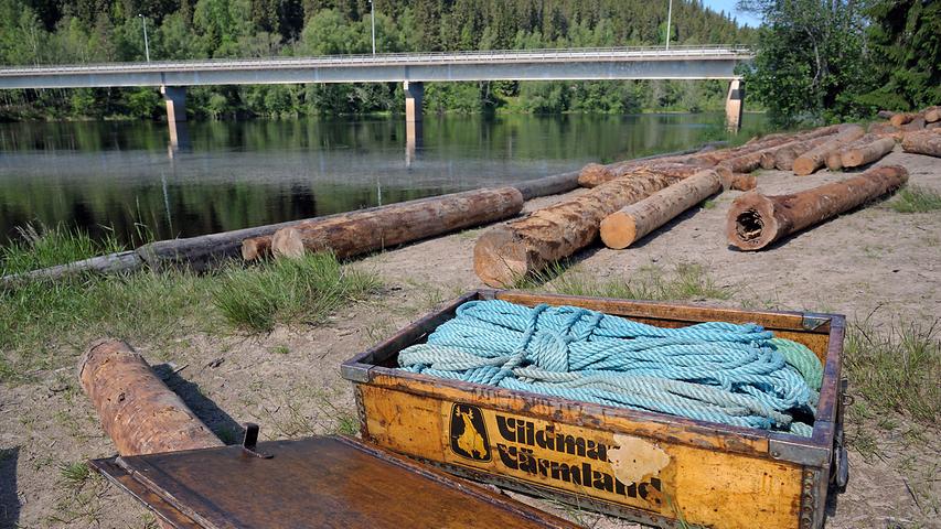 Fichtenstämme und Seile – das ist alles, was man an "Klarälven"-Fluss im mittelschwedischen Värmland für ein Floß braucht.