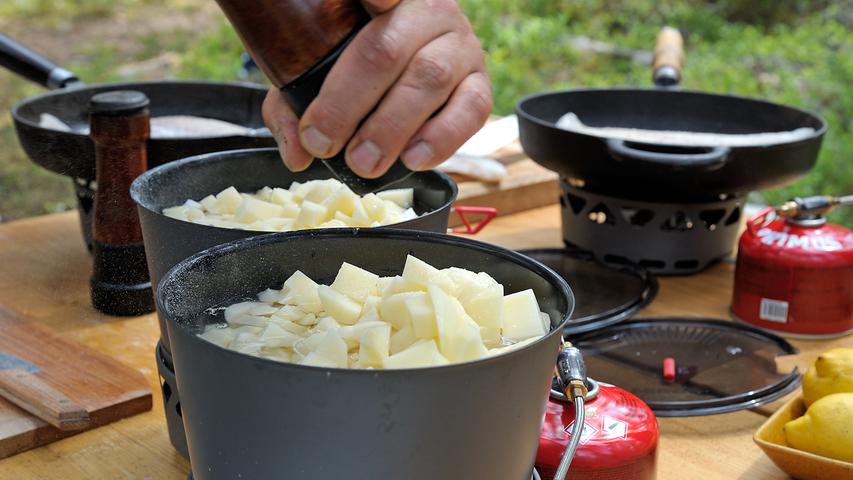 Wir kochen Kartoffeln und Sellerie, die am Ende zu einem Püree zerstampft werden. Gewürze ...