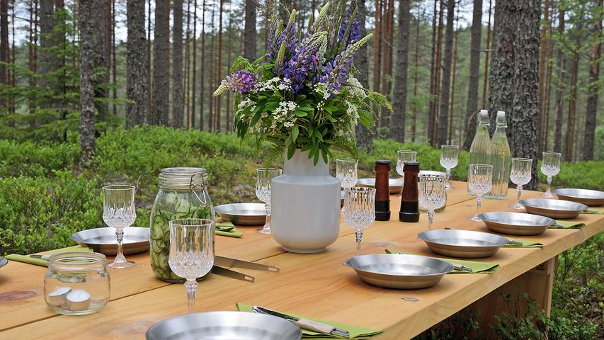 Naja, zugegeben, da ist es an diesem Tisch schon gemütlicher. 13 Stück gibt es davon bislang, verstreut in ganz Schweden. Das Projekt soll noch ausgebaut werden.