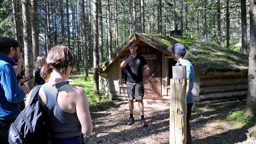 Outdoor-Leben unter sicheren Bedingungen kann man im "Naturbyrn" (Naturdorf) bei Långserud erleben. Thomas Pettersson (Bildmitte) hat das Dörfchen eigenhändig aufgebaut.