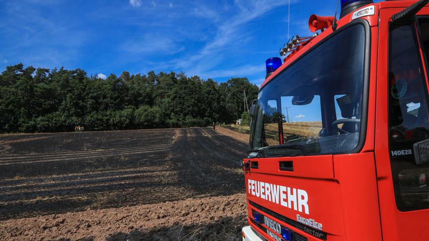 Acker in Brand: Feuerwehr rückt nach Schlüsselfeld aus