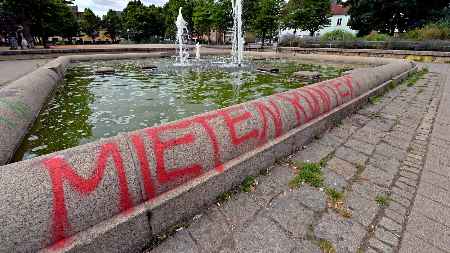 Am Jamnitzer Platz entlädt sich derzeit die Diskussion um Gentrifizierung in Gostenhof. Der Brunnen, auf den diese Botschaft gesprüht wurde, ist inzwischen stillgelegt.