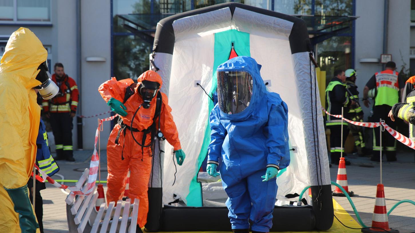 Die Feuerwehr rückte am Mittwoch mit mehreren Fahrzeugen nach Schwanstetten aus, nachdem dort in einem Seniorenheim Chlorgas ausgetreten war.