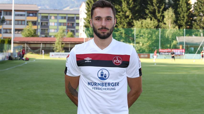 Ein Neuer in der Warteschlange: Fabian Schleusener hat beim Club einen Vertrag über drei Jahre bekommen, befindet sich aktuell aber noch in der Reha und wird Ende September erst im Mannschaftstraining erwartet. Vorher verdiente der 27-Jährige sein Geld beim SC Freiburg, vom dem er in der letzten Spielzeit an den SV Sandhausen verliehen wurde.