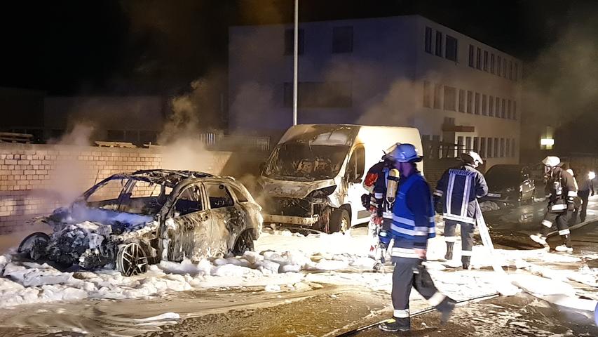 Fahrzeugbrand in der Nacht: Mercedes und Kleintransporter standen in Flammen