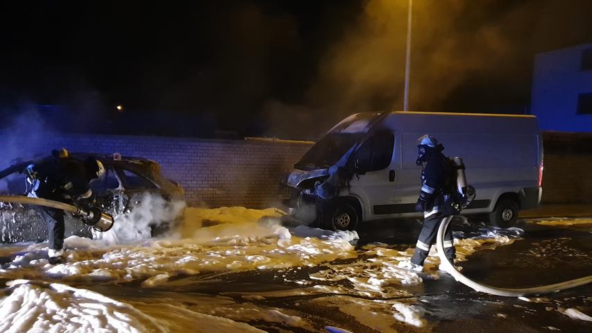 Fahrzeugbrand in der Nacht: Mercedes und Kleintransporter standen in Flammen