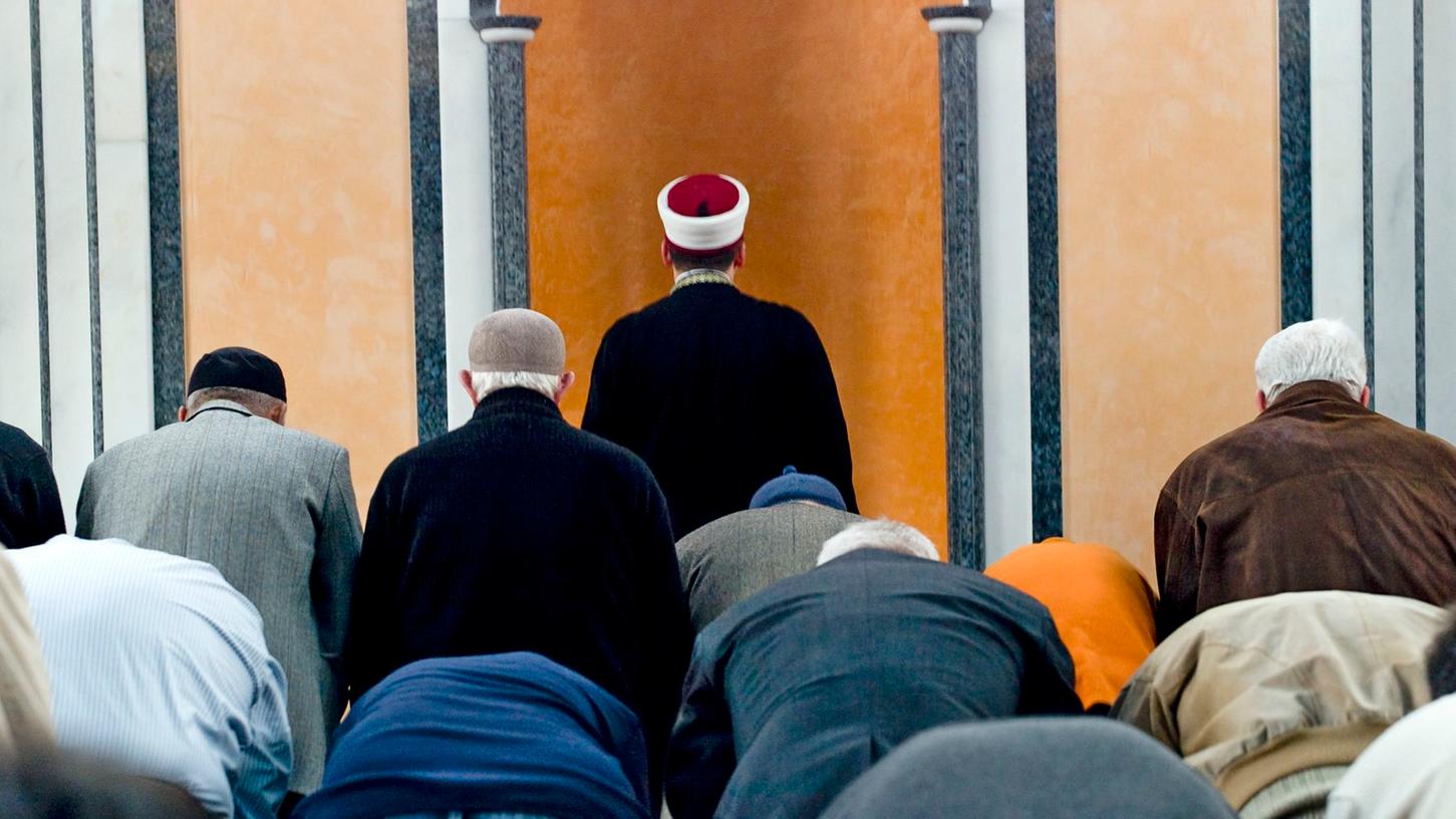 Betende Männer in einer Moschee in Deutschland: Laut einer aktuellen Studie sehen viele Menschen hierzulande den Islam als Bedrohung.