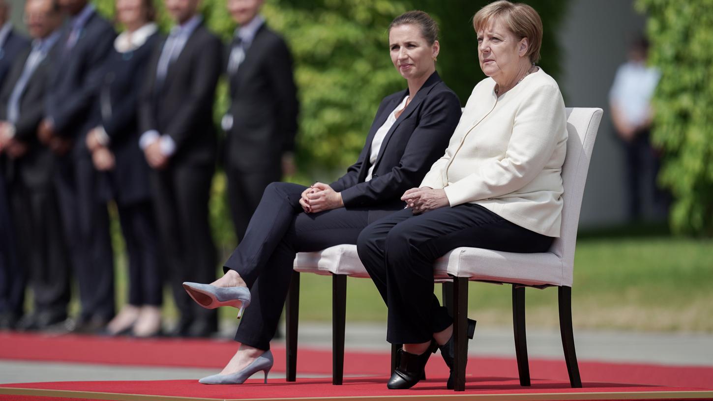 Nachdem sie zuvor mehrere Zitteranfälle erlitten hatte, absolvierte Bundeskanzlerin Merkel die Begrüßung ausländischer Staatschefs am Donnerstag teilweise im Sitzen.