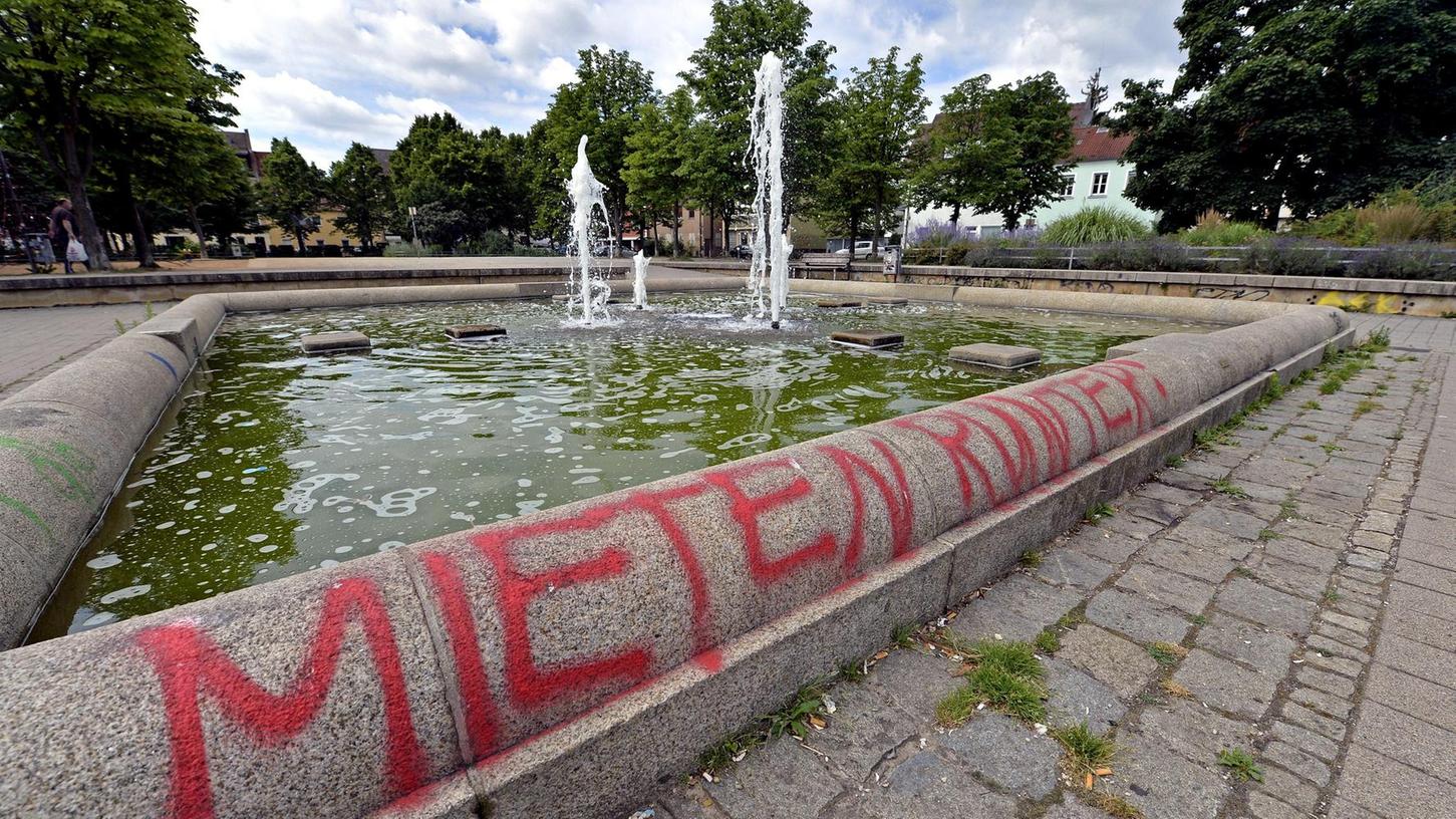 Am Jamnitzerplatz entlädt sich derzeit die Diskussion um Gentrifizierung in Gostenhof. Der Brunnen, auf den diese Botschaft gesprüht wurde, ist inzwischen stillgelegt.