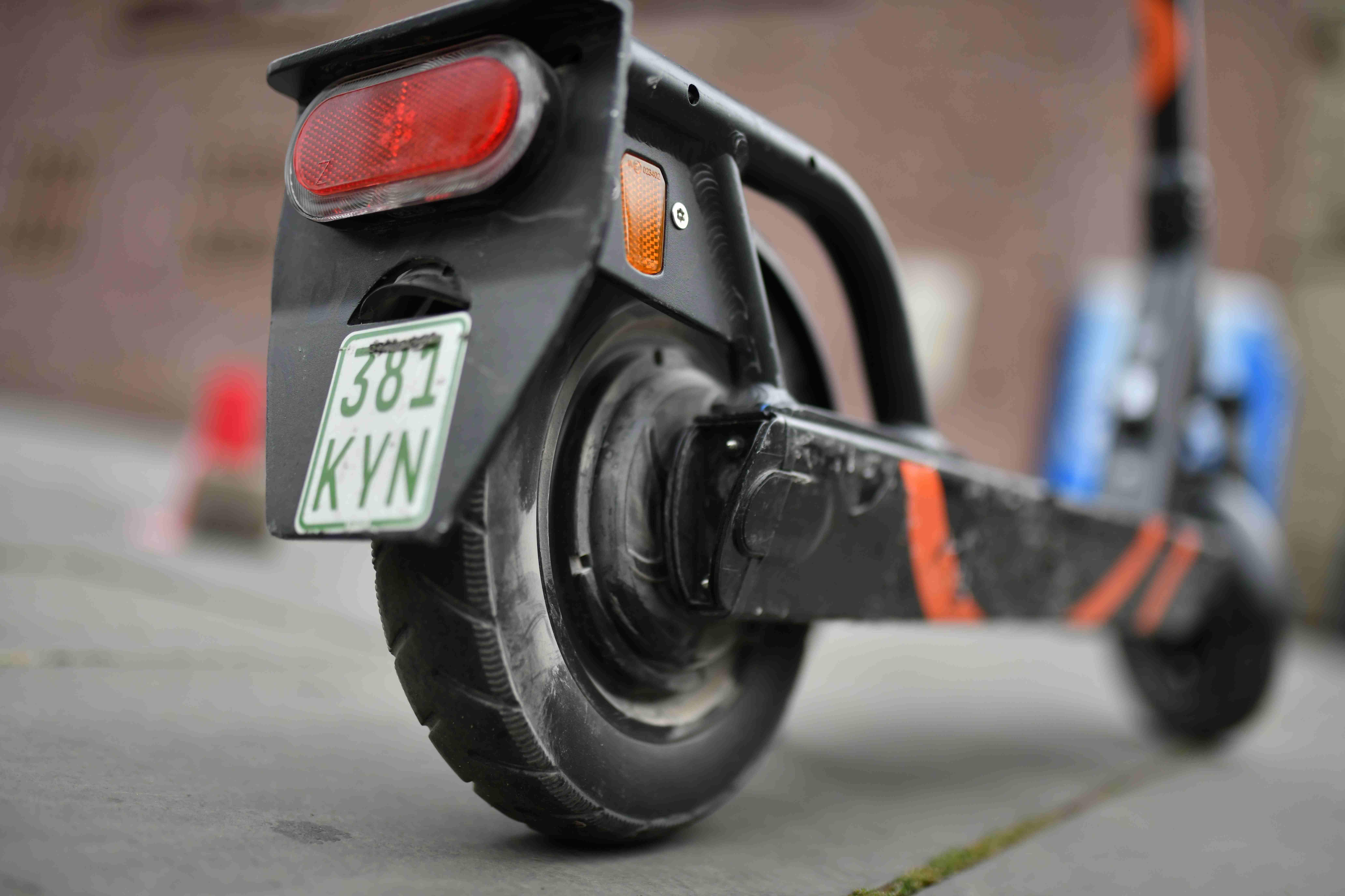 Die E-Scooter brauchen eine gültige Versicherungsplakette an der Rückseite.