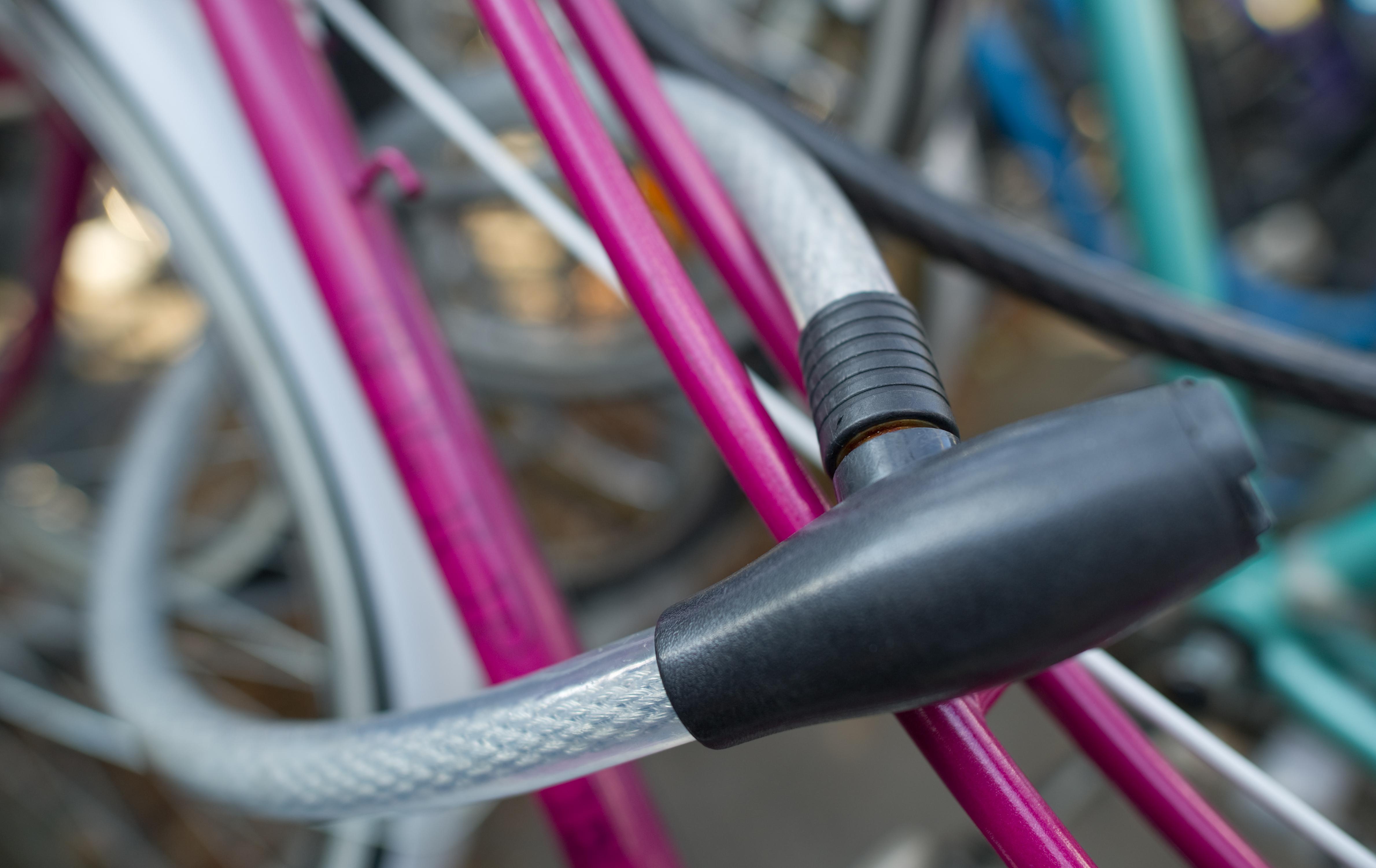 Beim Abstellen der Roller gelten die selben Regeln wie beim Fahrrad. Das heißt: Sie dürfen sowohl am Straßenrand als auch auf Gehwegen abgestellt werden, dabei aber niemanden behindern - also auch Fußgängern nicht im Weg liegen.