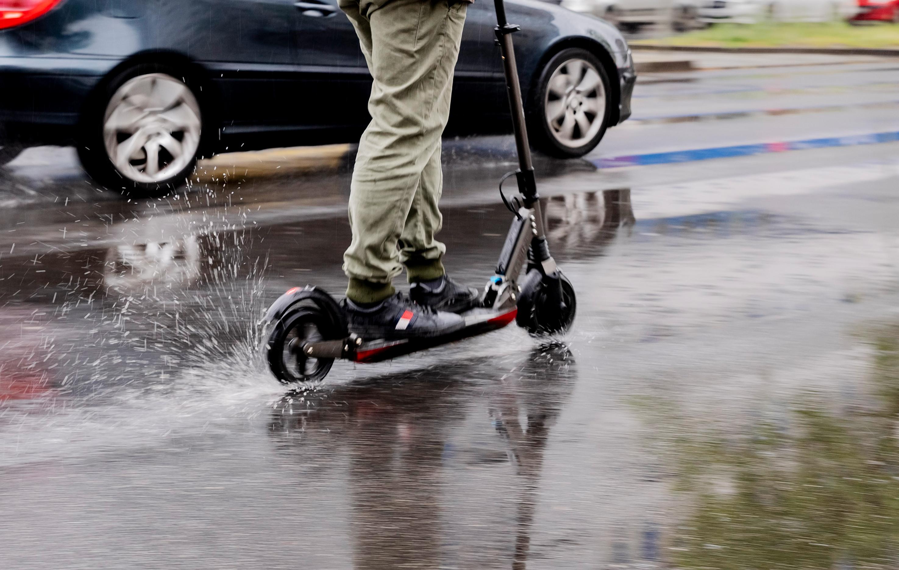 Mehr als ein Mensch darf nicht auf dem Roller stehen.