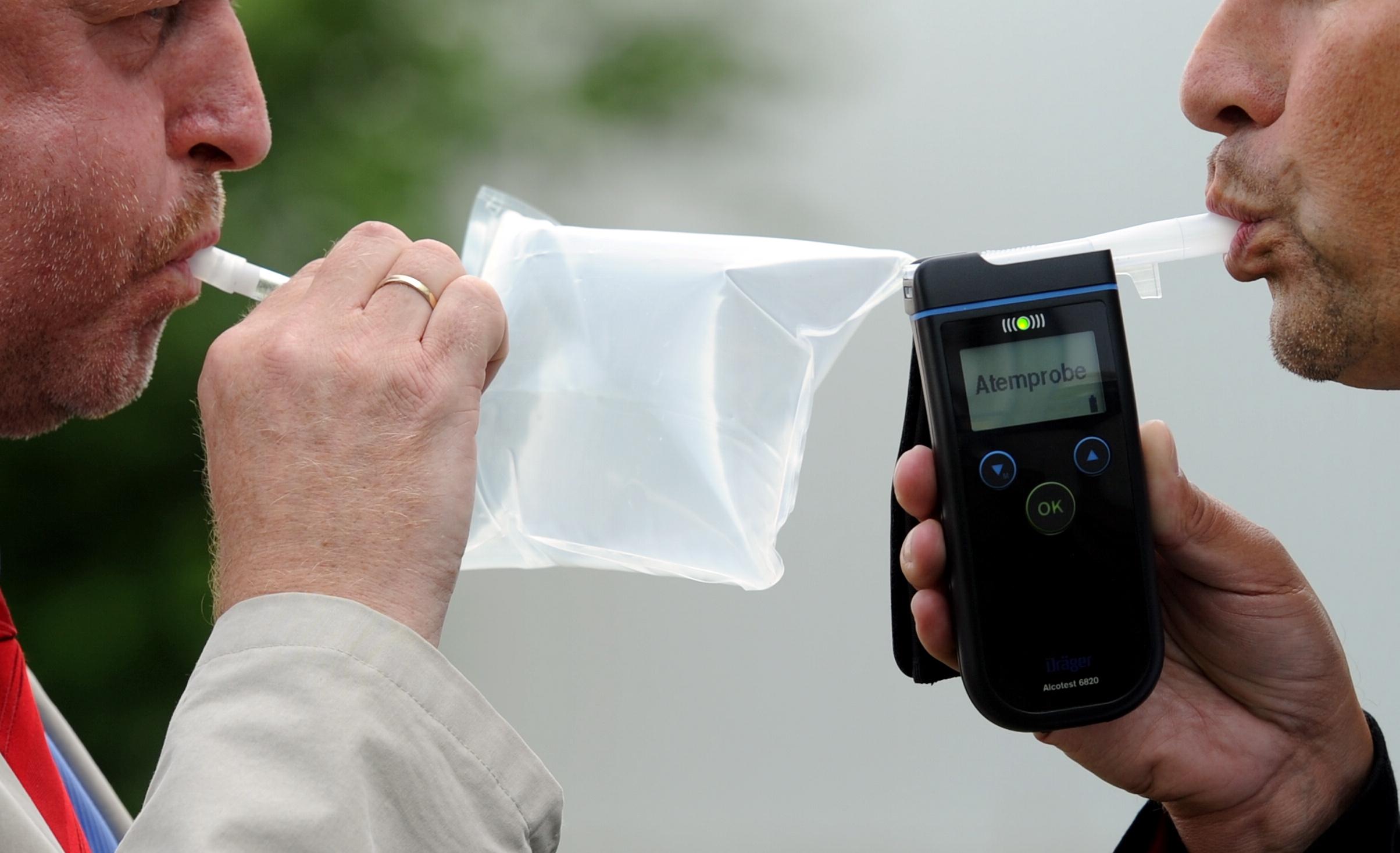 Es gelten die selben Alkoholgrenzwerte wie bei Autofahrern, also 0,5 Promille außerhalb der Probezeit.