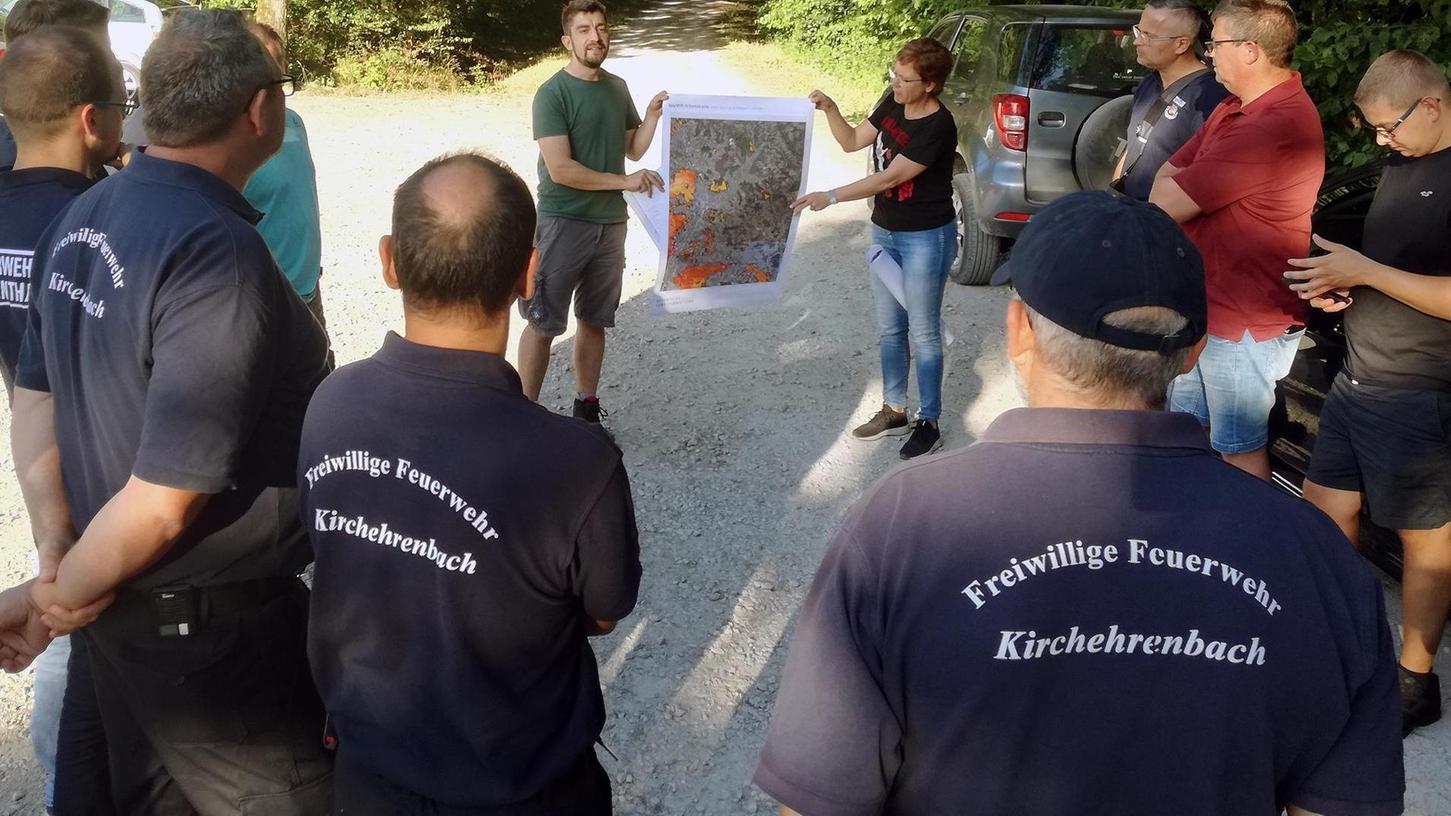 Auf Initiative der Feuerwehr Kirchehrenbach fand eine Fortbildungsveranstaltung zu Waldbränden zusammen mit der Unteren Forstbehörde statt. Auch Kommandanten und Führungskräfte der umliegenden Feuerwehren waren gekommen.
