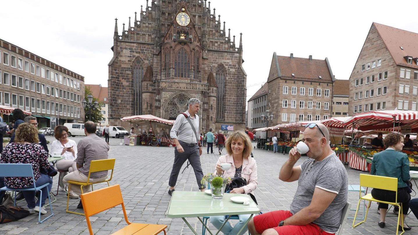 Bunte Sitzprobe: Stadt bringt neue Stühle auf den Hauptmarkt