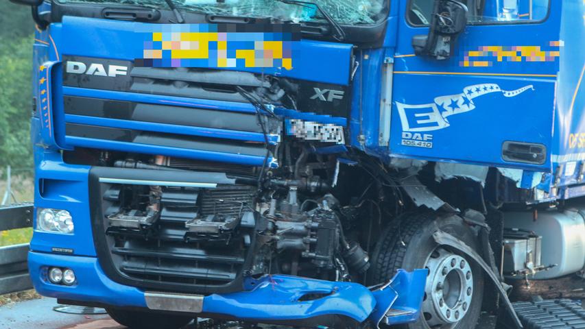 Führerhaus komplett demoliert: Lkw prallt auf A3 bei Mögeldorf gegen Laster