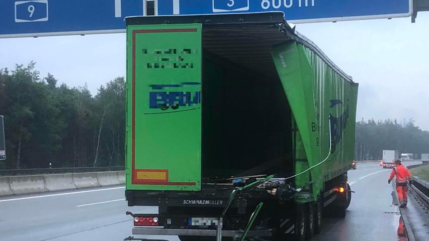 Führerhaus komplett demoliert: Lkw prallt auf A3 bei Mögeldorf gegen Laster