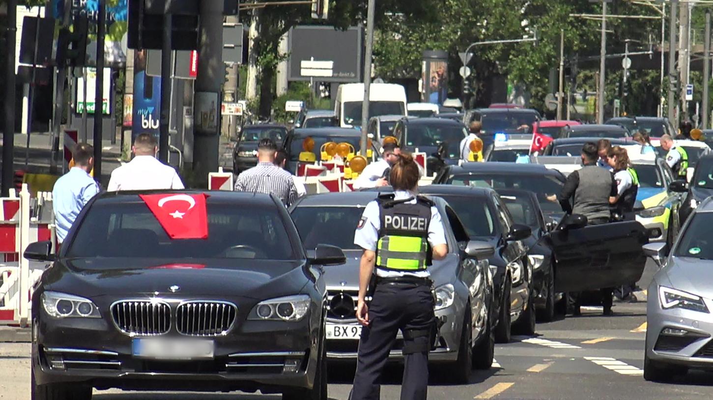 Die Polizei hält einen türkischen Autokorso an. Immer mehr Menschen aus allen Kulturen übernehmen diese Tradition.