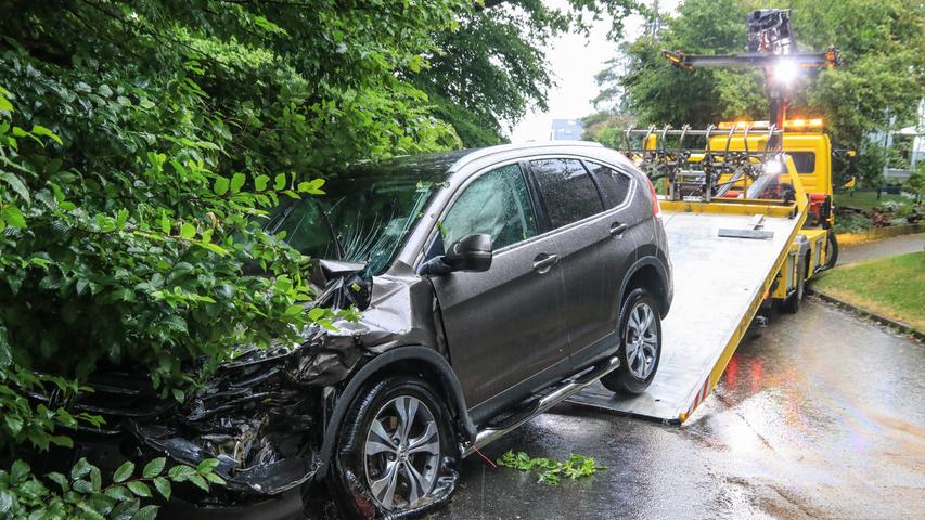 Regennasse Fahrbahn: Unfall von Kleinlaster und Honda in Trailsdorf