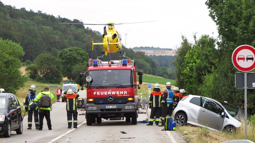Mitte Juli ist es auf der Bundesstraße 2 zwischen der Abfahrt Schambach und der Abzweigung nach Osterdorf zu einem schweren Unfall gekommen. Dabei wurde eine Frau lebensgefährlich verletzt.