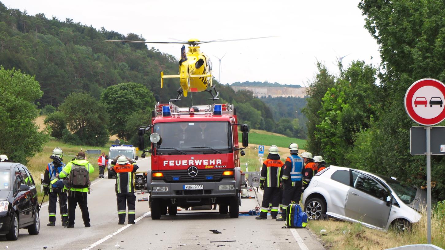 Ein Rettungshubschrauber brachte die lebensgefährlich verletzte Fahrerin des Kleinwagens ins Krankenhaus nach Ingolstadt. Ein Rettungshubschrauber brachte die lebensgefährlich verletzte Fahrerin des Kleinwagens ins Krankenhaus nach Ingolstadt.
