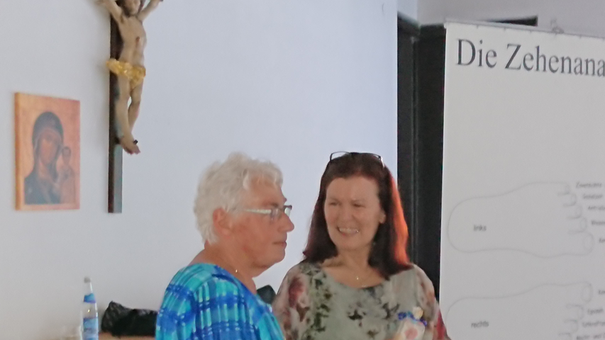 Auf Einladung des KDFB-Zweigvereins Treuchtlingen hielt die Podologin und Zehenanalytikerin Maria Süß aus Karlskron, die sich bereits seit 26 Jahren mit den Füßen beschäftigt, Ende Juni einen interessanten Vortrag über Fußgesundheit und Zehenanalyse. Trotz der unangenehm hohen Temperaturen fanden sich ca. 30 Personen im kath. Pfarrheim ein und erfuhren von Frau Süß, wie man bereits mit einfachen Übungen und Pflege oder barfuß laufen die Füße und Zehen fit und beweglich erhalten kann. In dem kurzweilig gehaltenen Referat über Zehenanalyse erklärte Frau Süß die Verschiedenheiten der Zehen, von denen jeder einen eigenen Namen hat, so wie z.B. der große Zeh am rechten Fuß Kommunikationszeh genannt wird. Jeder Zeh steht für bestimmte Wesensmerkmale und zeigt uns durch seine Form, Stellung und Größe unsere charakterlichen Stärken und Schwächen. Auch ein Hallux valgus, ein Hühnerauge oder Schweißfuß hat seinen Grund und seine Bedeutung. Fazit: Die Zehen sind der sichtbare Teil unserer Seele, wir sollten ihnen viel mehr Aufmerksamkeit schenken. Auf Einladung des KDFB-Zweigvereins Treuchtlingen hielt die Podologin und Zehenanalytikerin Maria Süß aus Karlskron, die sich bereits seit 26 Jahren mit den Füßen beschäftigt, Ende Juni einen interessanten Vortrag über Fußgesundheit und Zehenanalyse. Trotz der unangenehm hohen Temperaturen fanden sich ca. 30 Personen im kath. Pfarrheim ein und erfuhren von Frau Süß, wie man bereits mit einfachen Übungen und Pflege oder barfuß laufen die Füße und Zehen fit und beweglich erhalten kann. In dem kurzweilig gehaltenen Referat über Zehenanalyse erklärte Frau Süß die Verschiedenheiten der Zehen, von denen jeder einen eigenen Namen hat, so wie z.B. der große Zeh am rechten Fuß Kommunikationszeh genannt wird. Jeder Zeh steht für bestimmte Wesensmerkmale und zeigt uns durch seine Form, Stellung und Größe unsere charakterlichen Stärken und Schwächen. Auch ein Hallux valgus, ein Hühnerauge oder Schweißfuß hat seinen Grund und seine Bedeutung. Fazit: Die Zehen sind der sichtbare Teil unserer Seele, wir sollten ihnen viel mehr Aufmerksamkeit schenken.