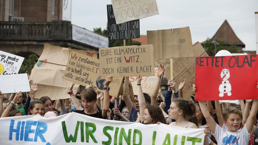 Klare Botschaft im Regen: Fridays for Future zieht durch Nürnberg