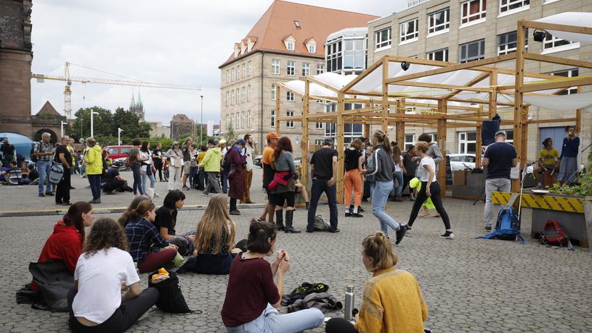 Klare Botschaft im Regen: Fridays for Future zieht durch Nürnberg