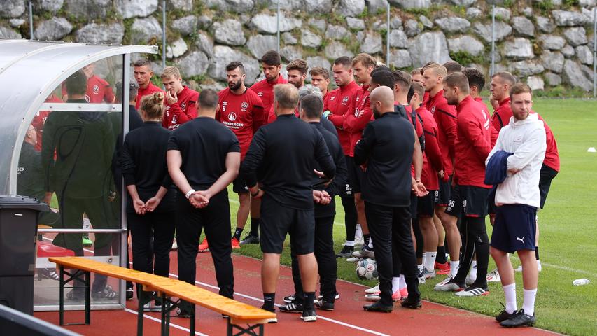 Mit Stangen und Schüssen: So war der Trainingslager-Freitag beim Club!