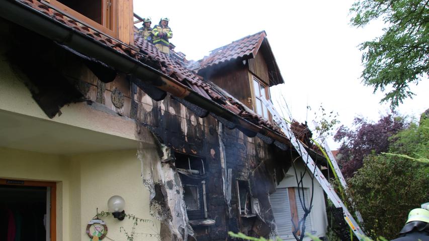 Feuer in Rednitzthembach: Dachstuhl in Flammen