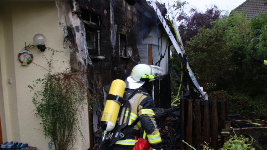 Feuer in Rednitzthembach: Dachstuhl in Flammen