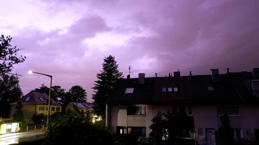 Beeindruckende Bilder: Blitzshow am Nürnberger Nachthimmel