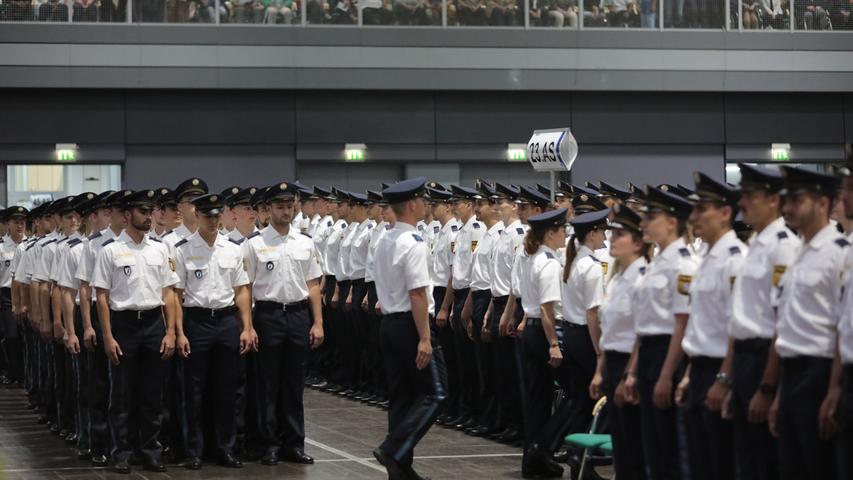 Aufstellung im Gleichschritt: Vereidigung junger Polizisten in der Frankenhalle