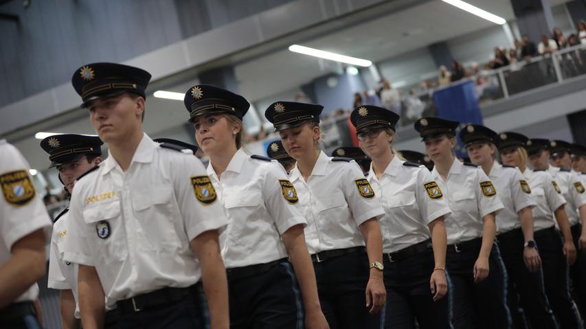 Aufstellung im Gleichschritt: Vereidigung junger Polizisten in der Frankenhalle