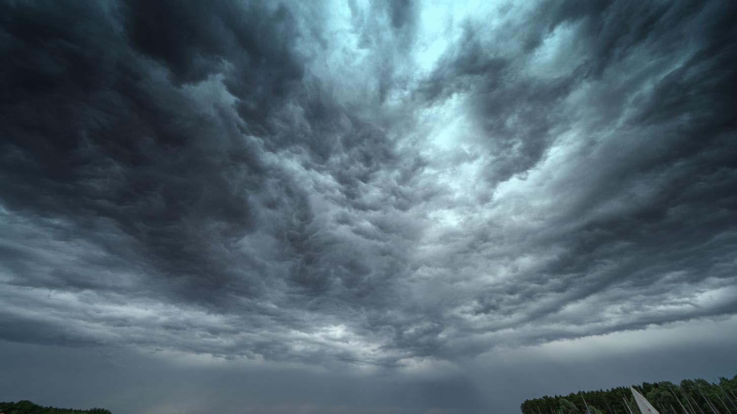 Wer am Freitagabend nicht unbedingt nach draußen muss, sollte sich besser im Inneren aufhalten. Das Wetter soll extrem gefährlich werden.