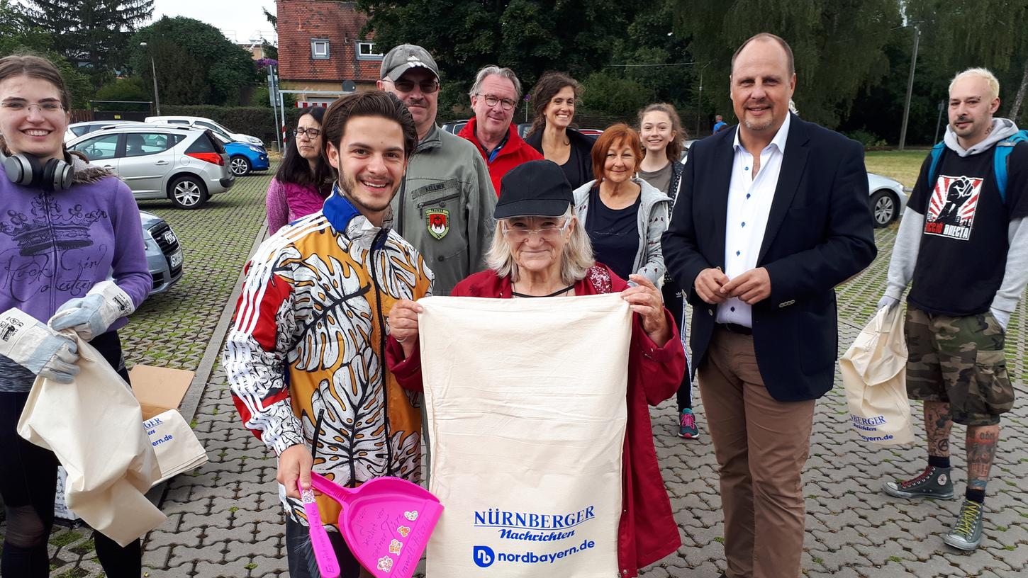 Viel Bewunderung für ihren Einsatz fand Hermine Köck. Samt Gehwägelchen hatte sich die Erlangerin per Bus auf den Weg zum Marienberg gemacht.