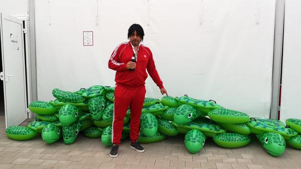 Auf Mallorca tritt dieser Herr im roten Jogginganzug mittlerweile nicht mehr auf. Ikke Hüftgold trällert seine Hits mittlerweile in Bulgarien - und natürlich bei der Super-Sommer-Sause in Nürnberg.