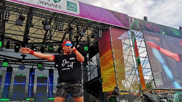 Dürfen wir vorstellen: Lorenz Büffel. Kennen Sie nicht? Er singt unter anderem die Partyhymne "Johnny Däpp".