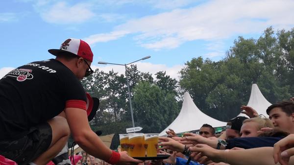 Seine Fans sind mit seinen Liedern mehr als zufrieden.