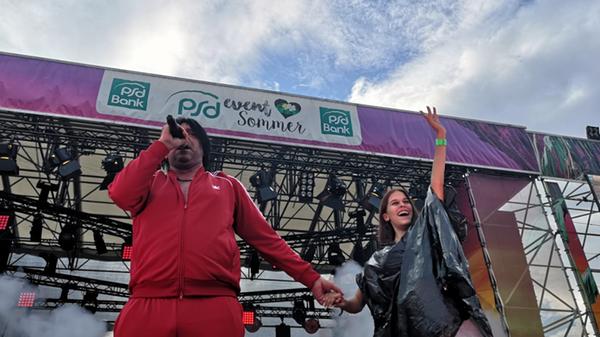 Und was singt er so? "Dicke Titten, Kartoffelsalat", "Hackevoll durch die Nacht" und natürlich nicht zu vergessen ...