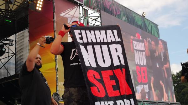 Und was singt Lorenz Büffel sonst so? Eine kleine Kostprobe: "Beate, die Harte Beate, Granate Beate, die Harte Beate, Granate Einmal nur, einmal nur Einmal nur Sex mit dir Einmal nur, einmal nur Einmal nur Sex mit dir."