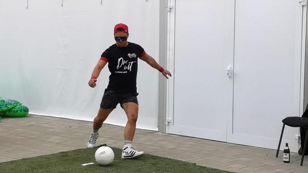 Backstage versucht sich Büffel an der Torwand und gönnt sich ...