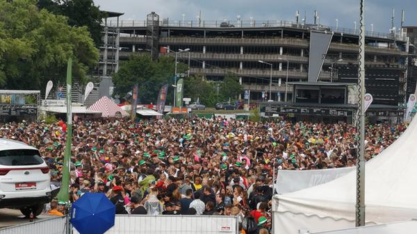 Musikalisch verwandelt sich der Nürnberger Flughafen zur Super-Sommer-Sause in die Schinkenstraße.