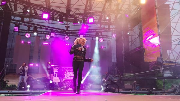 Na, wen haben wir denn hier? Allein wegen Mia Julia Brückner sind viele Fans nach Nürnberg gekommen.